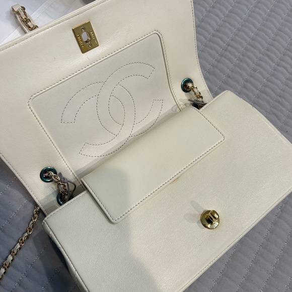 CHANEL
Sheepskin Quilted Medium Vintage Mademoiselle Flap bag - Picture 3 of 12